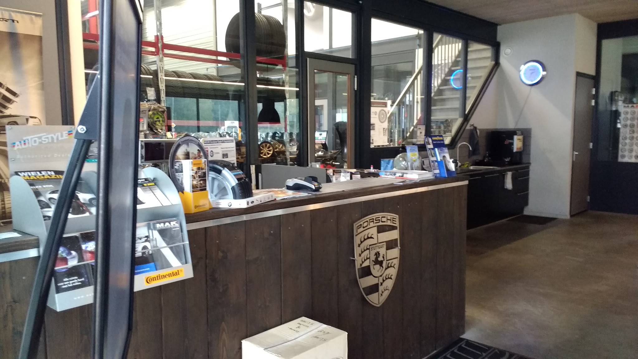 Balie van Bandentopper met folders en een koffiehoek