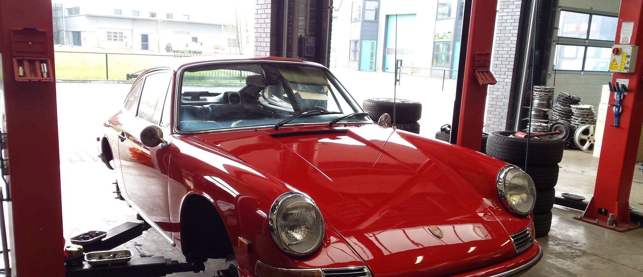Rode klassieke Porsche op de brug met de wielen eraf