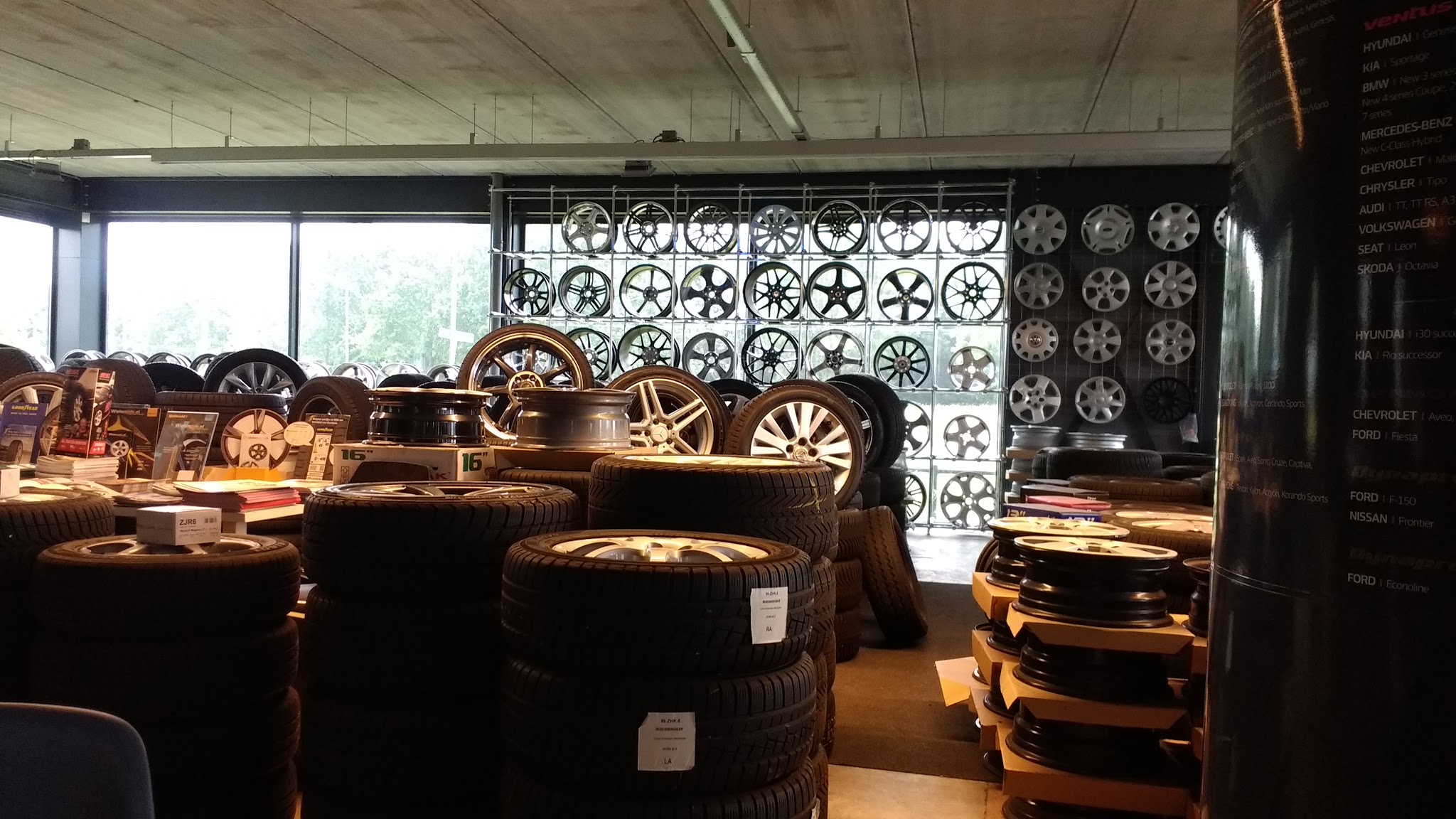 Velgenwand en banden op pallets in de showroom
